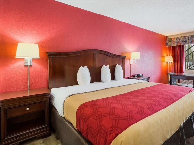 וויליאמסבורג Econo Lodge Historic Area מראה חיצוני תמונה