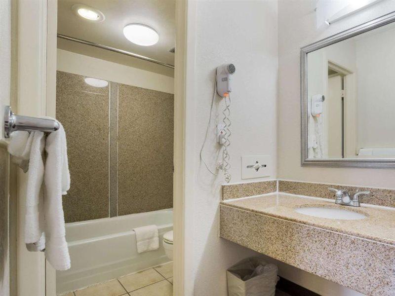 וויליאמסבורג Econo Lodge Historic Area מראה חיצוני תמונה