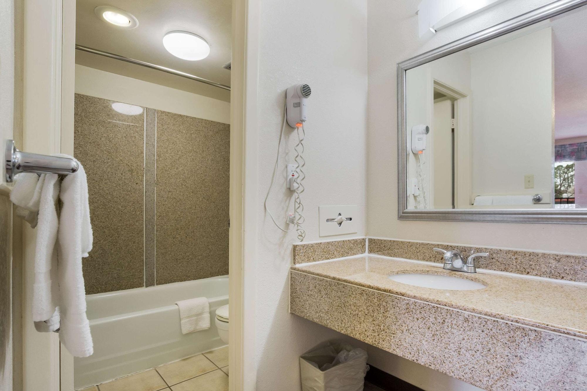 וויליאמסבורג Econo Lodge Historic Area מראה חיצוני תמונה