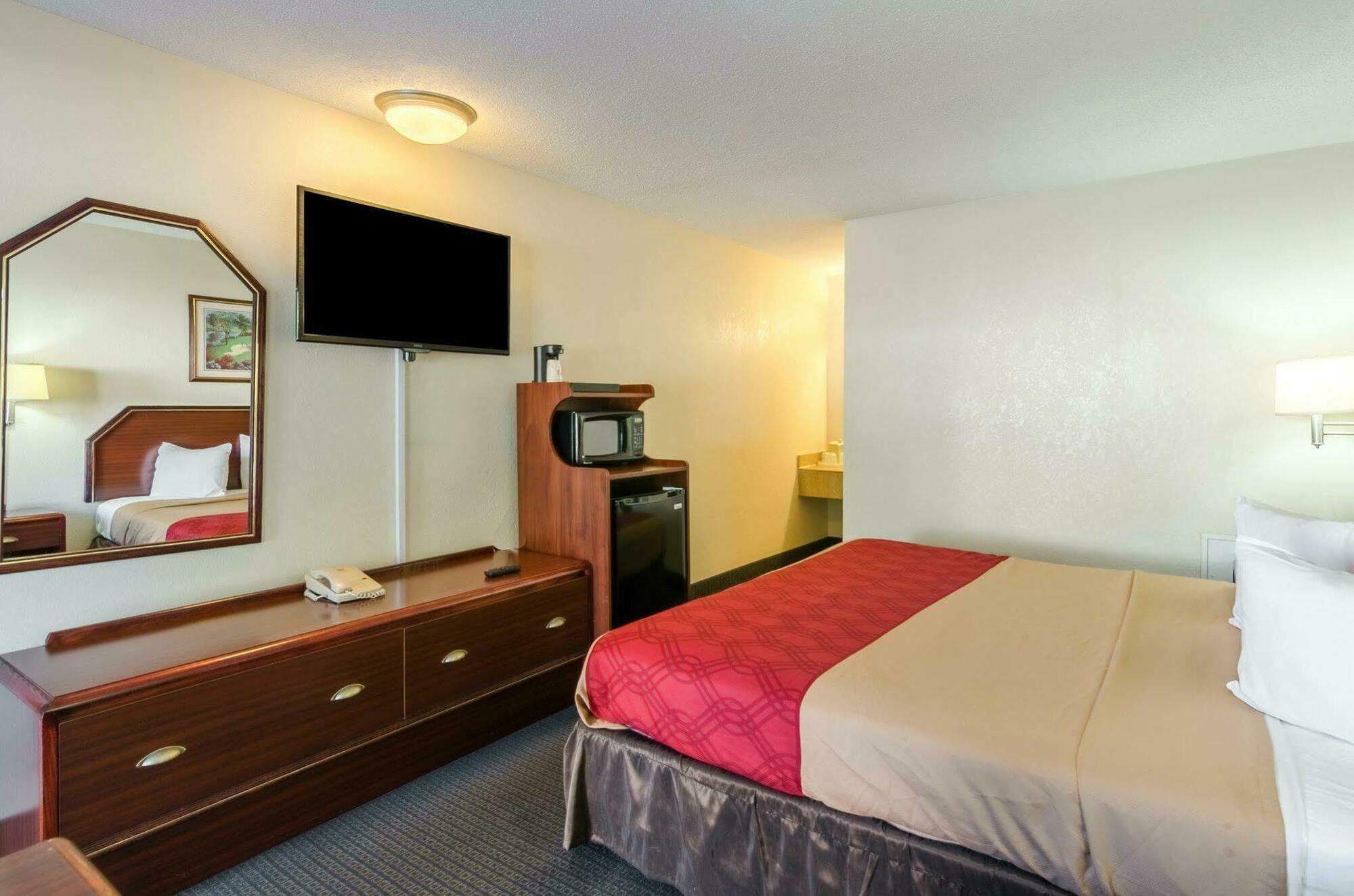 וויליאמסבורג Econo Lodge Historic Area מראה חיצוני תמונה