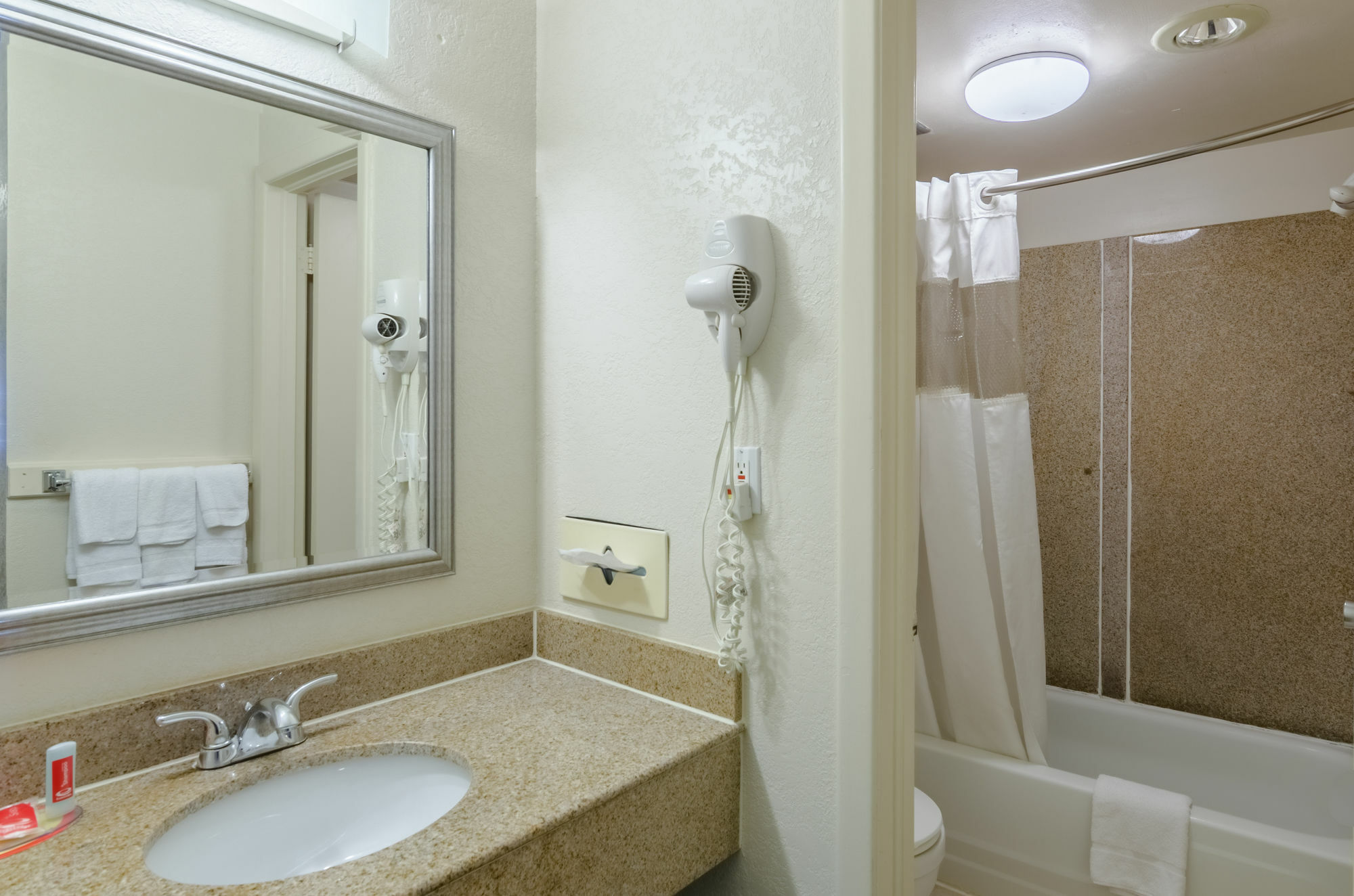 וויליאמסבורג Econo Lodge Historic Area מראה חיצוני תמונה